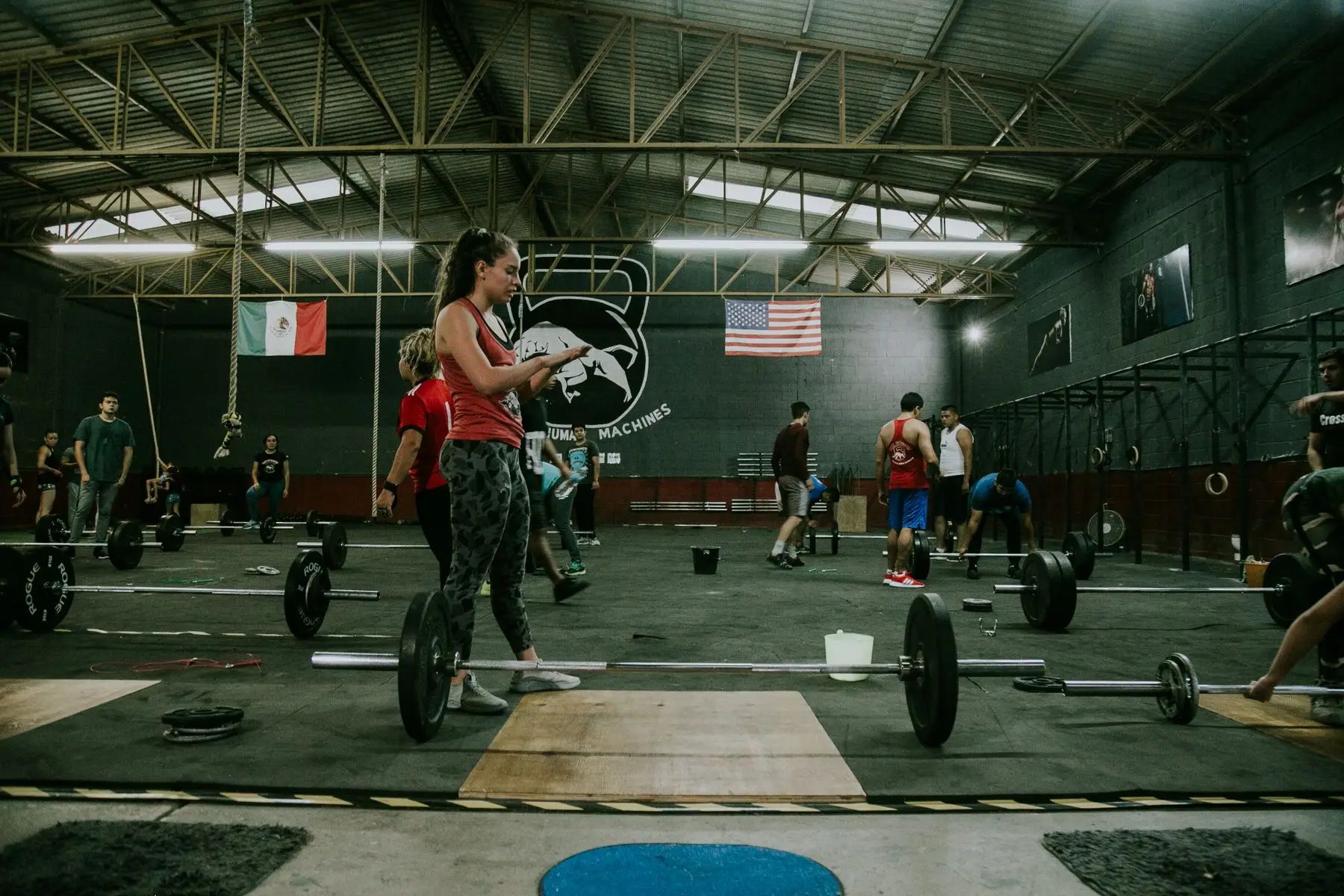 CrossFit-Box mit Rig, Hanteln und Trainingsfläche