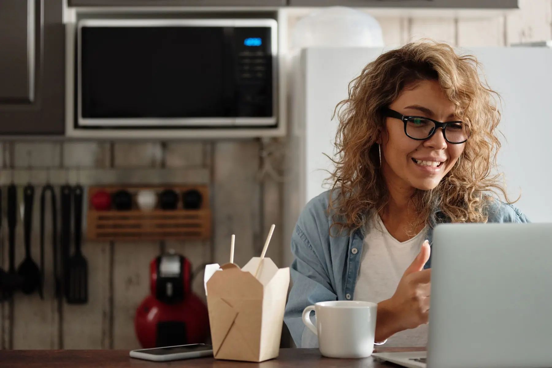 Frau im persönlichen Ernährungscoaching per Videocall am Laptop