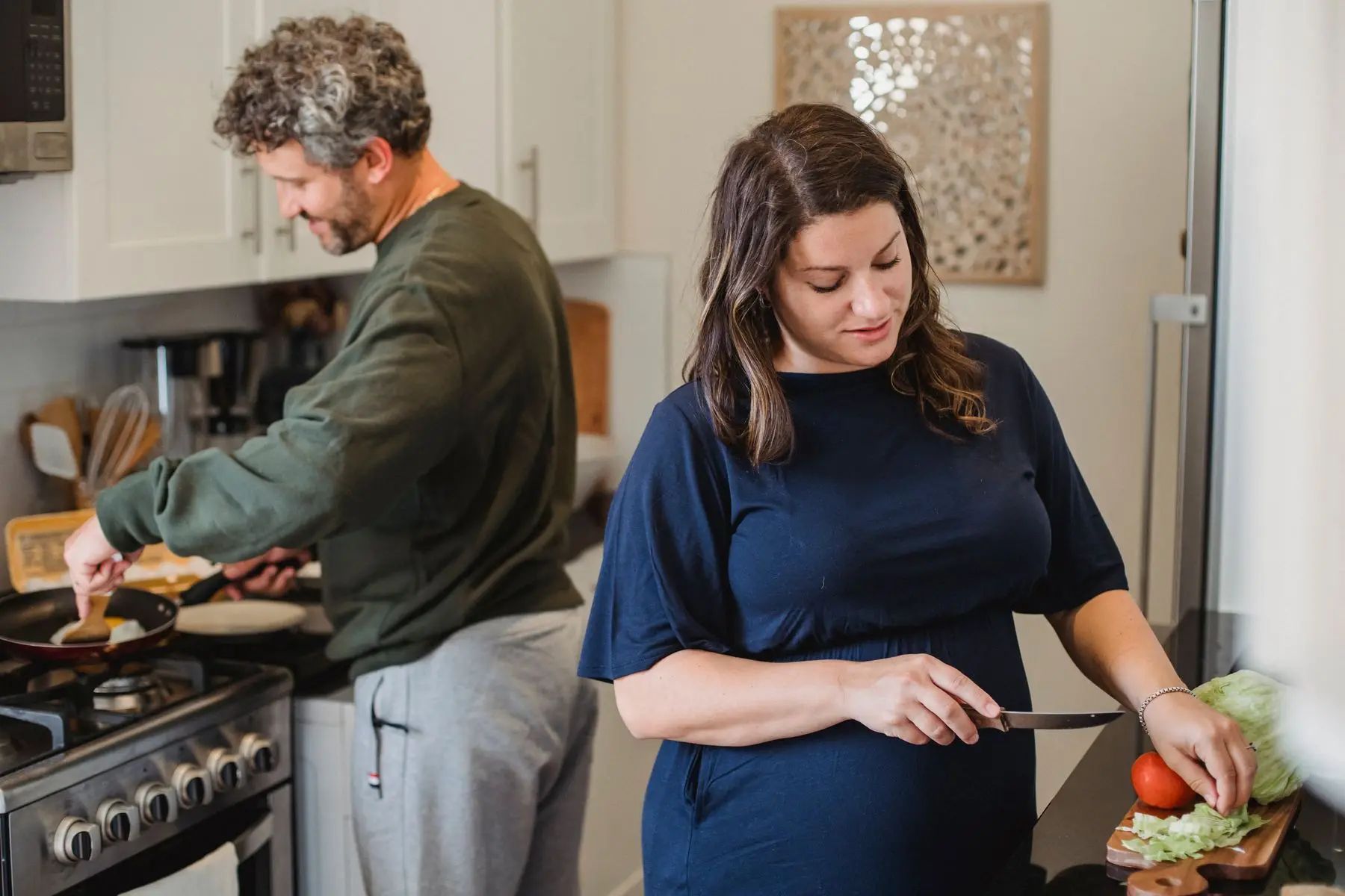 Paar kocht gemeinsam zu Hause und probiert ein neues Rezept aus